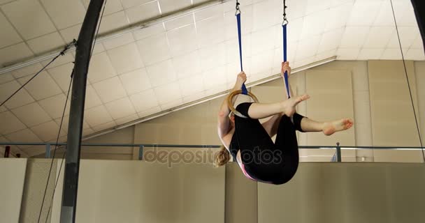 Gymnastka cvičí s kroužkem řádky — Stock video