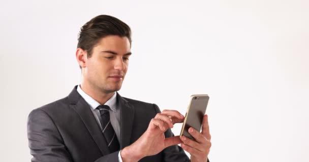 Homem de negócios usando telefone celular — Vídeo de Stock