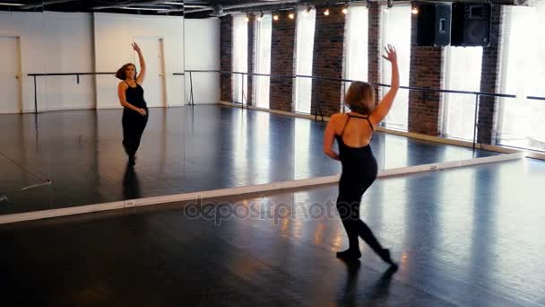 Bailarina practicando delante del espejo — Vídeo de stock