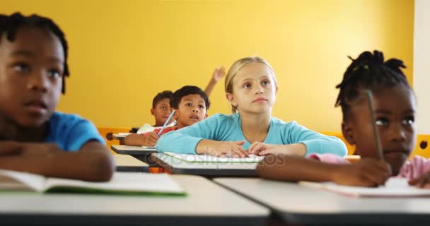 Skolan kid höja handen — Stockvideo