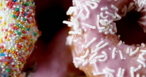 Donuts saborosos com polvilhas — Vídeo de Stock