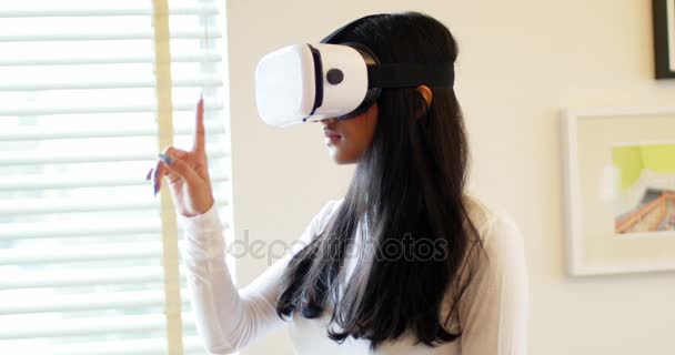 Woman using virtual reality headset — Stock Video