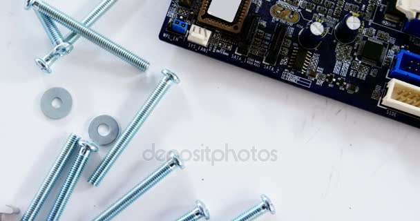 Placa base y herramientas de trabajo en la mesa — Vídeos de Stock