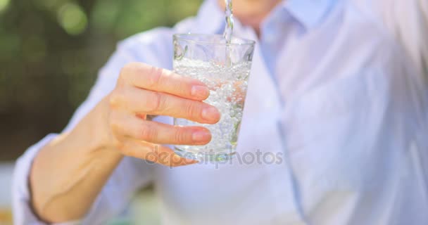Mujer mayor vertiendo limonada de una jarra — Vídeo de stock