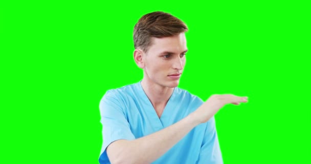 Чоловік лікар використовує цифровий екран — стокове відео