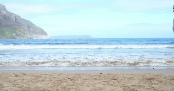 Senior mulher correndo na praia — Vídeo de Stock