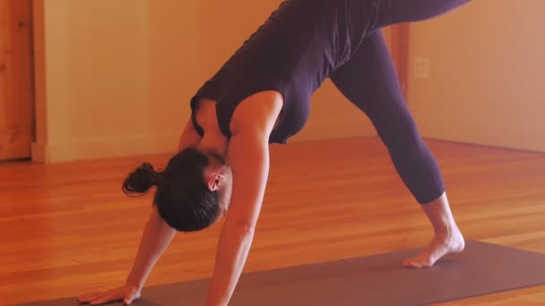 Επιδόσεις τεντώνοντας άσκηση γυναίκα — Αρχείο Βίντεο