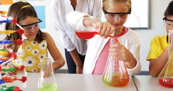 Niños haciendo un experimento químico — Vídeos de Stock