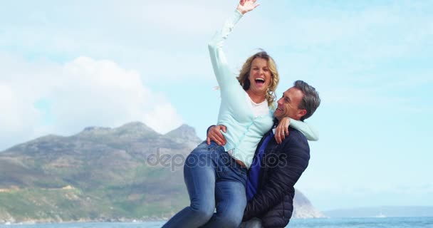 Pareja madura disfrutando en la playa — Vídeos de Stock