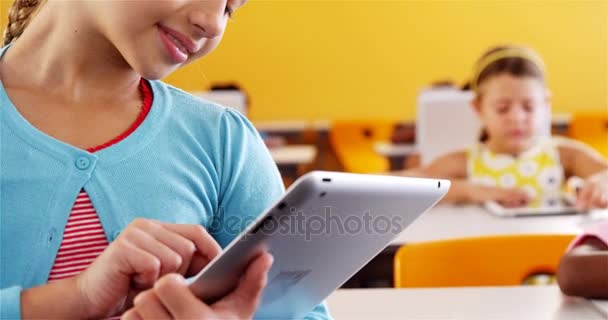 使用数码平板电脑的女孩 — 图库视频影像