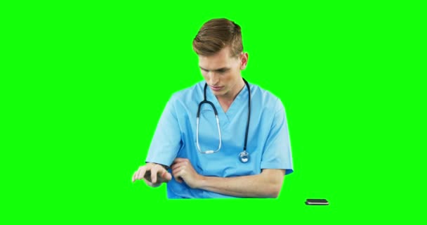 Médico masculino usando pantalla digital — Vídeo de stock