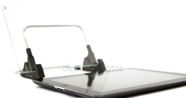 Glas op digitale stand met digitale tablet — Stockvideo