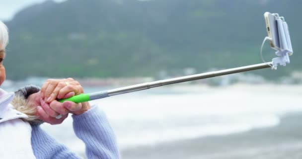 Par att ta en selfie på stranden — Stockvideo