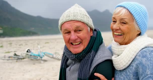 Seniorenpaar genießt zusammen — Stockvideo