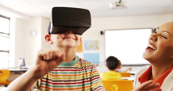 Niño usando auriculares de realidad virtual — Vídeo de stock