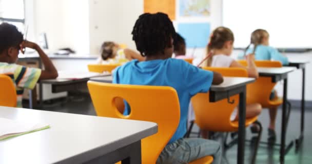 Crianças da escola estudando em sala de aula — Vídeo de Stock