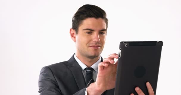 Empresário usando tablet digital — Vídeo de Stock