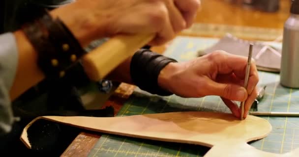 Craftswoman spijkeren leder — Stockvideo