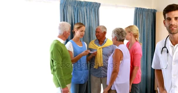 Médecin souriant les bras croisés — Video