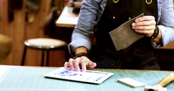 Craftswoman using digital tablet — Stock Video