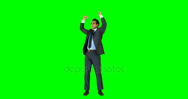 Бизнесмен, стоящий с поднятыми руками — стоковое видео