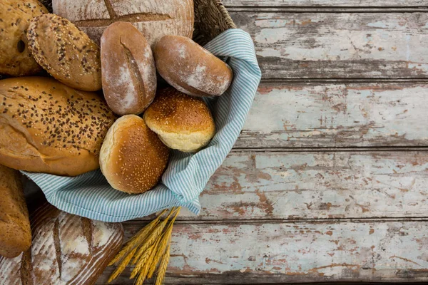 Vários pães em cesta — Fotografia de Stock