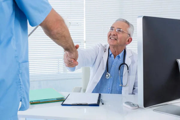 Médico e cirurgião apertando as mãos — Fotografia de Stock