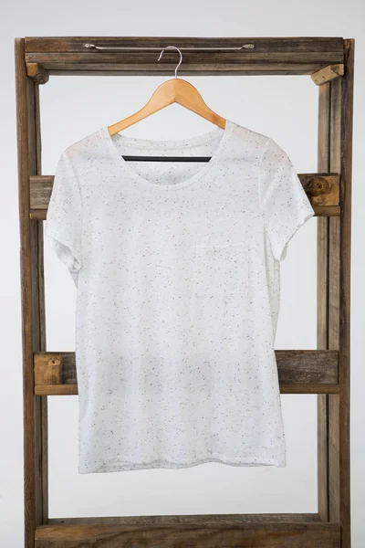 Camiseta blanca colgada en marco de madera — Foto de Stock