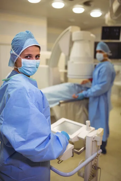 Makine operasyon tiyatroda kullanan cerrah — Stok fotoğraf