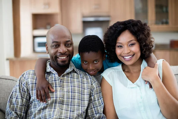 Madre, padre e figlio in soggiorno — Foto Stock