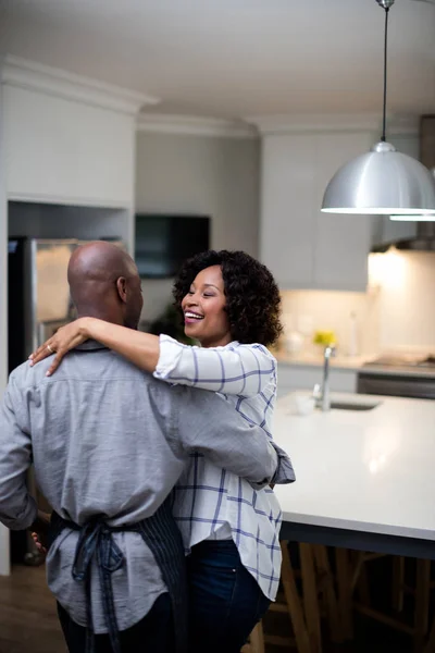 Pareja romántica bailando en la cocina —  Fotos de Stock