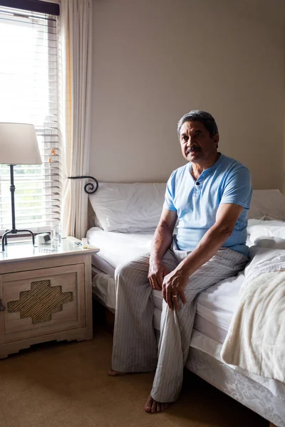 Pria senior yang bijaksana duduk di tempat tidur — Stok Foto