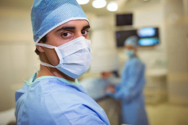 Хирург в хирургической маске в операционной — стоковое фото