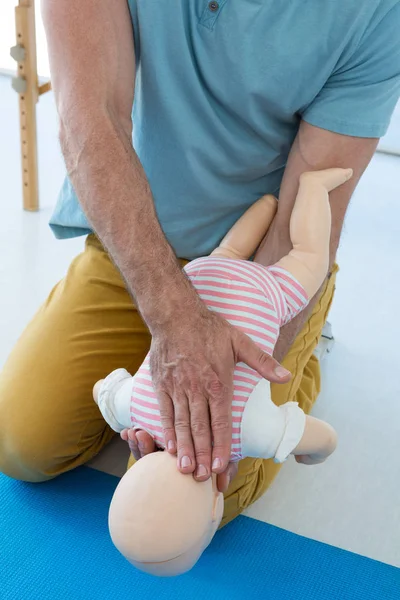 Paramédico demonstrando reanimação em um boneco infantil — Fotografia de Stock