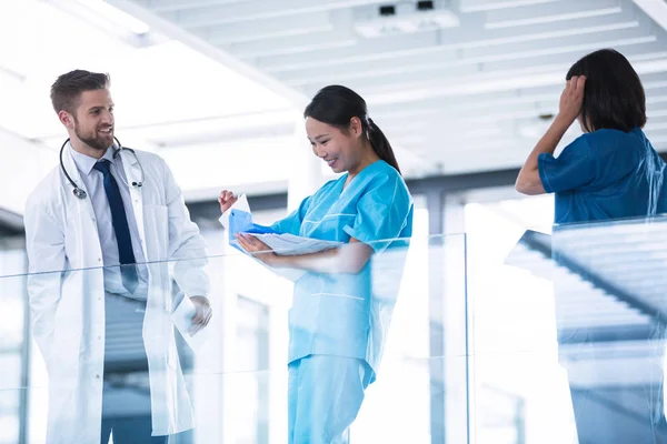 Arzt und Krankenschwestern im Gespräch — Stockfoto