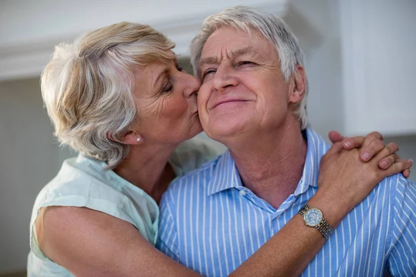 Старшая женщина целует своего партнера — стоковое фото