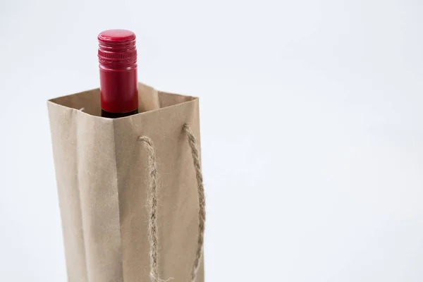 Fles wijn in boodschappentas — Stockfoto