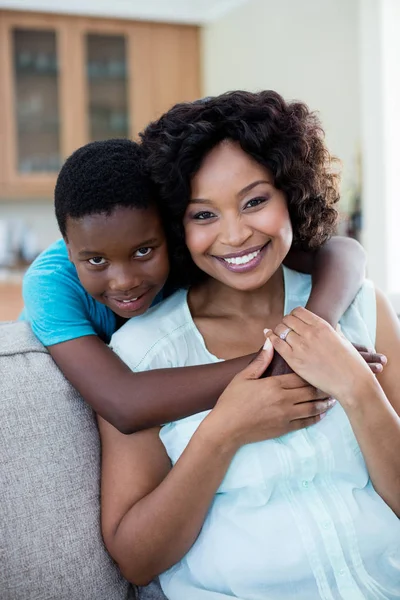 Mãe e filho abraçando uns aos outros — Fotografia de Stock