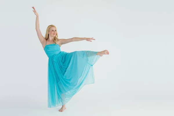 Ballerina che pratica la danza contemporanea — Foto Stock
