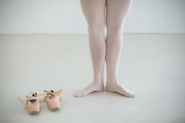 Ballerines pieds avec chaussures de ballet — Photo