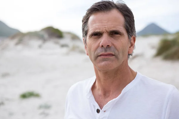 Hombre en la playa durante el invierno — Foto de Stock