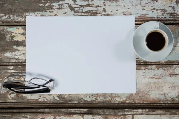 Kaffekopp, blankt papper och glasögon — Stockfoto