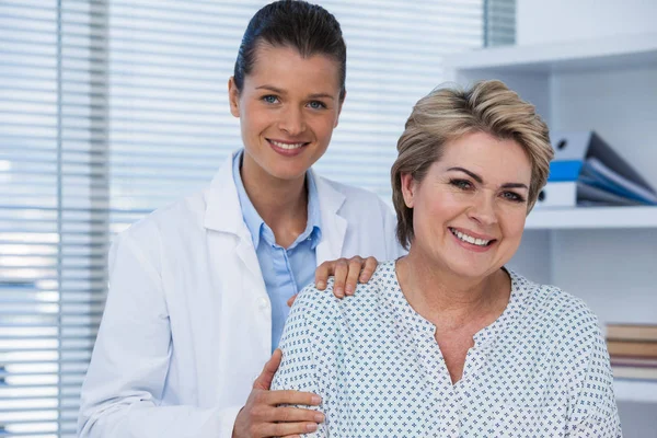 Vrouwelijke arts en patiënt — Stockfoto