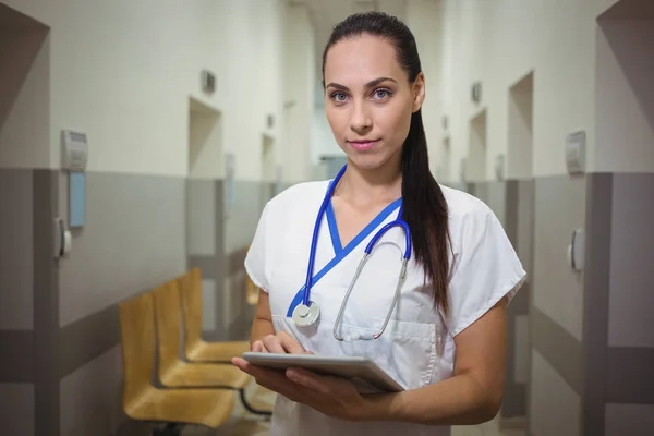 Kobiece pielęgniarki za pomocą cyfrowego tabletu w korytarzu — Zdjęcie stockowe