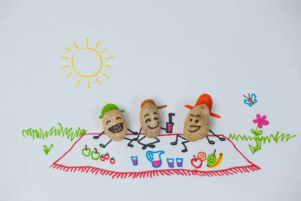 Trzy figurki orzechowe szczęśliwy mieć piknik — Zdjęcie stockowe
