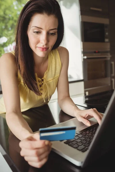 Szép nő, vásárlás, online — Stock Fotó