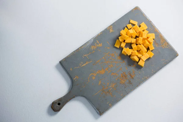 在砧板上切达奶酪片 — 图库照片