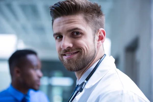 Médico sonriente en el hospital —  Fotos de Stock