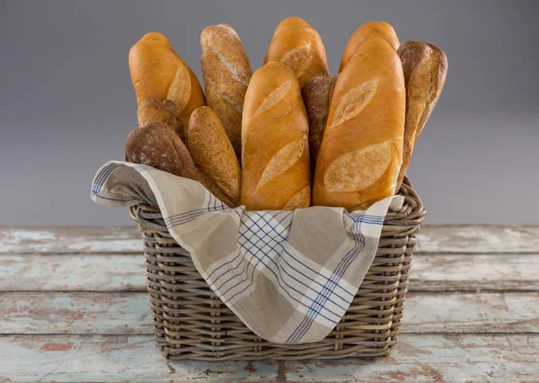 Baguettes dans le panier contre gris — Photo