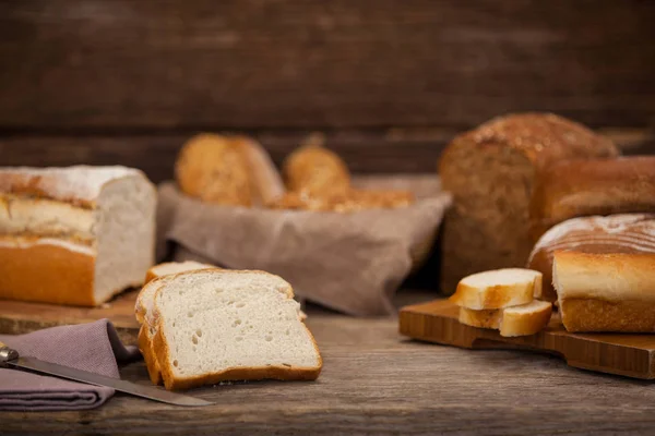 Berbagai roti dengan irisan — Stok Foto